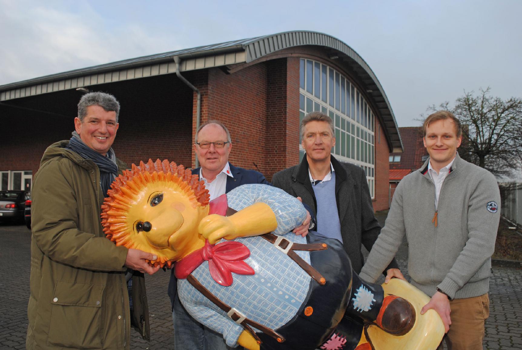 Bürgermeister Hans-Jürgen Detje und Bürgermeister Matthias Herwede der Gemeinde Horneburg tragen den Buxtehuder Igel symbolisch in das neue Werk